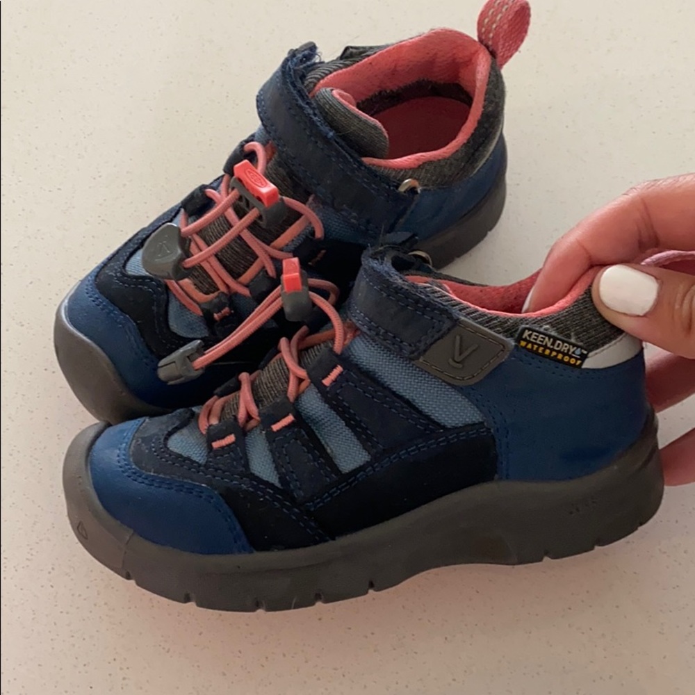 Keen toddler waterproof hiking shoe size 9
